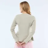 Cárdigan de punto color beige con corte peplum, cuello redondo y cierre frontal con botones dorados en forma de estrella.