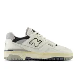 Championes New Balance 550 de cuero color blanco con detalles en gris y negro.