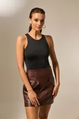 Body sin mangas de poliamida, con cuello a la base y cierre inferior con broches.