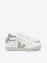 Championes Veja modelo Campo, de diseño minimalista en color blanco con detalles en beige. Confeccionados en cuero con el logo lateral en forma de V y suela de caucho.