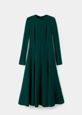 Vestido midi evasé color verde oscuro, de manga larga y cuello redondo, con cierre de cremallera en la parte posterior y detalle de godets.