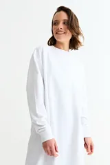 Vestido de algodón de corte recto y holgado, con cuello redondo y mangas largas con puños acanalados.