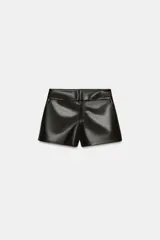 Shorts de tiro bajo confeccionados en material con efecto piel. Presentan bolsillos laterales, falsos bolsillos traseros con solapa y cierre frontal con cremallera, botón interior y gancho metálico.