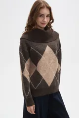 Sweater de tejido de punto con diseño de rombos en tonos marrón y beige, presenta un cuello estilo buche amplio y mangas largas.