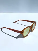 Lentes de sol Osten modelo Cairo con armazón de acetato en tono terracota mate y cristales polarizados con reflejo amarillento.