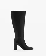 Bota de caña alta confeccionada en piel bovina, con diseño de punta fina y tacón de bloque. Presenta un acabado liso y cierre lateral.