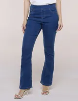 Jegging de denim azul oscuro con terminación bootcut, tiro medio-alto, cintura elástica ancha y bolsillos traseros aplicados.