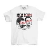 Remera blanca de manga corta con estampado frontal de la película Nueve Reinas, incluyendo los rostros de los protagonistas y una frase icónica en la parte inferior.