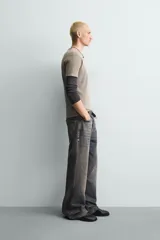 Camiseta de punto con textura acanalada, corte slim fit, cuello redondo y manga corta. Confeccionada en mezcla de algodón con elasticidad y acabado con efecto lavado.