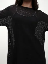 Remerón negro de talle único, con diseño calado y mangas largas.