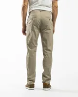 Pantalon tipo chino de corte recto y ajuste clásico, color negro, con cierre de botón y cremallera, bolsillos laterales y traseros.