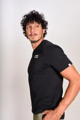 Remera de algodón negra con cuello redondo y mangas cortas. Presenta el logo de la marca estampado en blanco en el lado izquierdo del pecho.