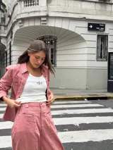 Pantalón de denim corte balón, color azul claro, con bolsillos frontales y diseño amplio en las piernas.