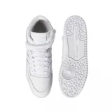 Championes Adidas Forum Mid de corte medio, totalmente blancos, con cierre de cordones y tira de velcro ajustable en el tobillo. Presentan el diseño clásico de las tres bandas laterales y el logo de Adidas en la entresuela.