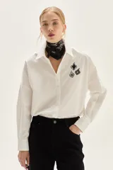 Jean de corte recto confeccionado en denim texturado con diseño de rayas verticales en tonos azul y negro.