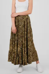 Falda larga de poliéster con estampado animal print de leopardo, diseño de volados y cintura elástica.