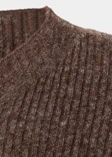 Jersey de punto en canalé con cuello Perkins y manga larga, de diseño entallado.