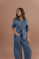 Pantalón de denim corte balón, color azul claro, con bolsillos frontales y diseño amplio en las piernas.