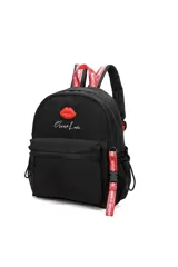 Mochila urbana negra con detalle de labios rojos bordados y texto bordado en blanco. Cuenta con correas ajustables rojas con la palabra 'AMOUR' estampada, bolsillo frontal con cierre y bolsillos laterales de red.
