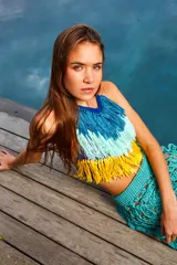 Top tejido a mano con hilado de cintas multicolor. Diseño con tres capas de flecos.