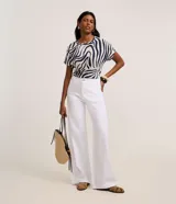 Blusa de mangas cortas de la marca Marfinno, confeccionada en viscosa, con cuello redondo y diseño de estampado animal print de cebra.