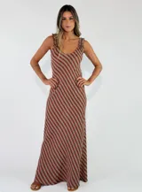 Vestido largo de lino con diseño de rayas diagonales en tonos marrón y tostado, escote en V y tirantes ajustables con lazos en los hombros.