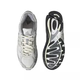 Championes adidas Response CL de diseño retro, confeccionados en una combinación de malla transpirable y superposiciones de gamuza sintética en tonos gris claro y blanco. Presentan las icónicas tres tiras laterales, entresuela con tecnología adiprene para mayor amortiguación y suela de goma resistente.