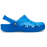 Zuecos Crocs modelo Baya Clog de color azul, con perforaciones superiores para ventilación y el logotipo de la marca recortado en el lateral. Incluyen correa pivotante en el talón.