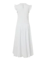 Vestido blanco de largo midi, sin mangas, con cuello redondo y detalle de fruncido smock en el torso. La falda es de corte amplio y cae con vuelo.