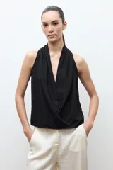 Blusa sin mangas de lino color maíz, con cuello drapeado y diseño fluido.
