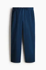 Pantalón de sarga de algodón en color azul marino, con corte relajado, cierre de cremallera y botón, bolsillos laterales al bies y bolsillos traseros insertados con botón.