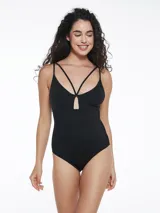 Body negro con breteles finos y escote con tiras cruzadas y abertura en el centro.