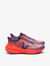 Zapatillas de running Veja Condor 3 Advanced, con capellada de malla color naranja y violeta, logo lateral en azul y suela de goma color naranja.