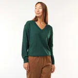 Sweater de punto fino en color verde, con escote en pico y mangas largas con puños acanalados.