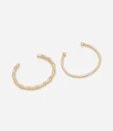Kit de dos brazaletes rígidos de metal dorado con abertura frontal. Incluye un modelo de diseño liso con terminaciones redondeadas y otro modelo con textura de bambú.