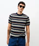Remera de tejido de punto tricot con diseño de rayas horizontales en tonos azul marino, marrón, gris y blanco. Presenta cuello redondo, mangas cortas y terminaciones acanaladas.