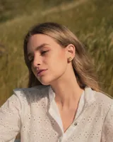 Aros tipo caravanas de diseño orgánico con forma irregular y textura rugosa, con acabado metálico brillante.