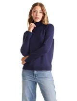 Polera de tejido fino con cuello alto, manga larga y detalle de tajo en los puños.