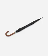 Paraguas automático negro con cabo curvo de madera y estructura reforzada. Confeccionado en poliéster resistente.