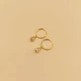 Aros dorados tipo argolla en plata 925 con baño de oro, con dije colgante de circonia en forma de lágrima.