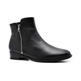 Bota corta de cuero color marrón con cierre lateral dorado, taco bajo de madera y suela de goma.