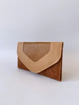 Billetera de cuero color camel, con sistema de cierre con broche y monedero externo.