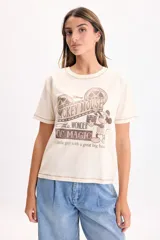 Remera manga corta de color crudo con estampa de Mickey Mouse en tonos marrones.