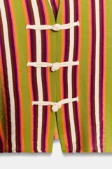 Camisa de rayas multicolor con predominio de verde, cuello redondo con escote en V y mangas anchas. Cuenta con cierre frontal mediante alamares de cordón blanco.