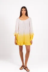 Vestido corto de algodón con diseño en degradé blanco y amarillo, escote redondo, mangas murciélago con volados y volado en el ruedo.