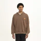 Canguro marrón con capucha, de corte holgado y puños ajustados. Tiene un bolsillo tipo canguro y un logo bordado en el pecho.