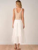 Vestido midi combinado de Elan, con torso de punto beige de escote en V y breteles anchos, y falda escalonada blanca de largo midi.