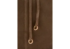 Bolso tipo shopper de gran tamaño confeccionado en piel bovina color verde oliva, con diseño minimalista, doble asa de hombro y cierre mediante cordón ajustable.