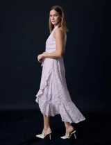 Vestido largo de gasa color lila con estampado floral, escote halter y lazo en la cintura.