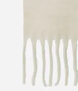 Bufanda de punto suave y voluminosa, color blanco, con diseño de textura esponjosa y flecos en los extremos.